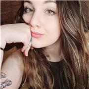 Sono diplomata in canto moderno. Studio canto da quando ho 15 anni. Insegno le basi del canto e storia della musica